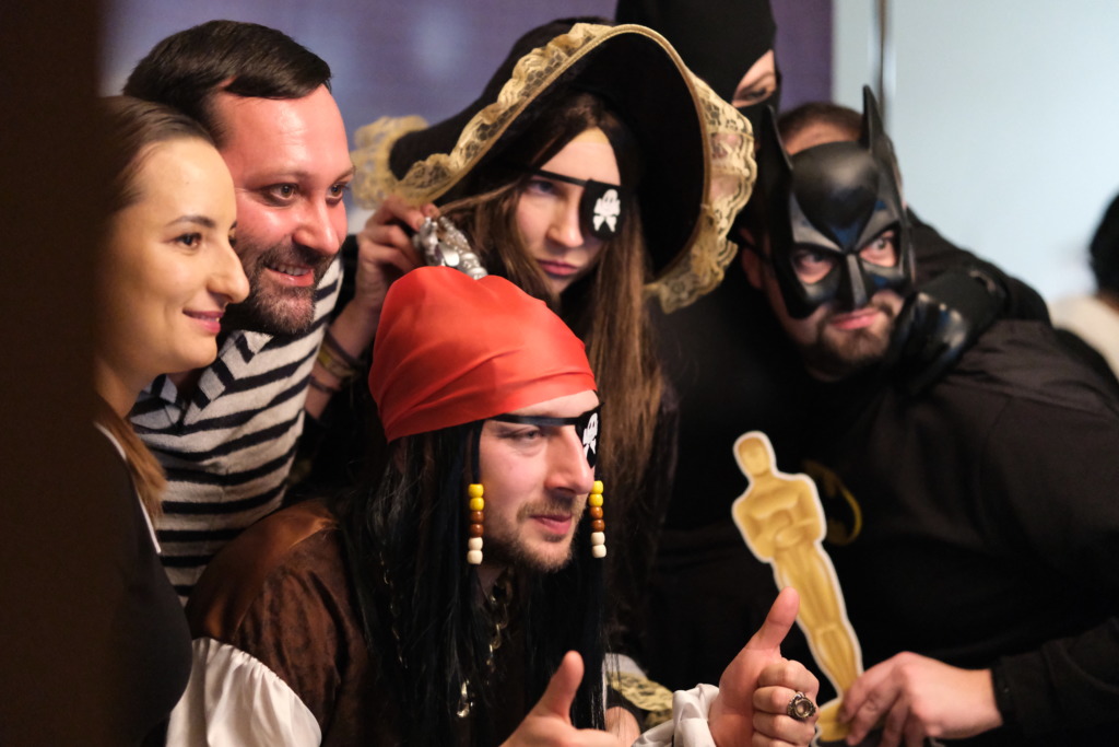 Priatelia v kostýmoch sa fotia vo fotobúdke na maškarnom plese vo Vrádišti.