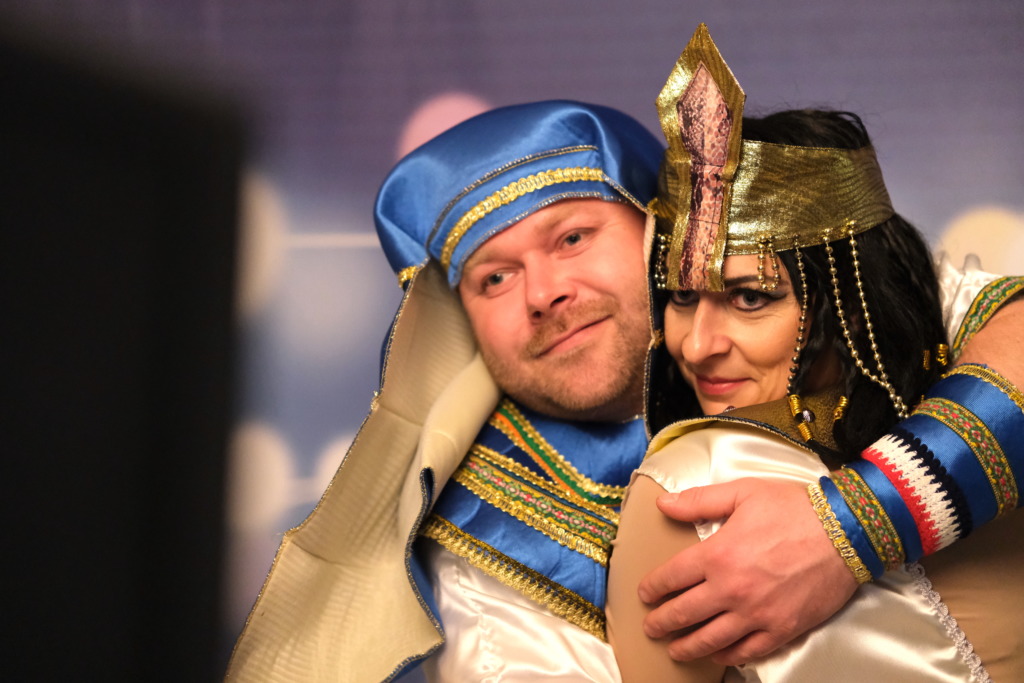 Manželia v kostýme Egypťana a Kleopatry sa fotia vo fotokútiku na maškarnom plese v obci Vrádište.