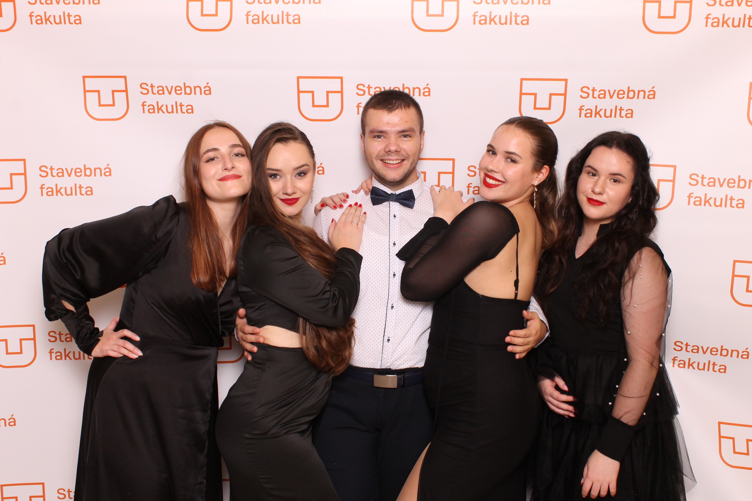 Študenti TUKE sa zabávajú a fotia vo fotobúdke na študentskom plese v Dome umenia v Košiciach.