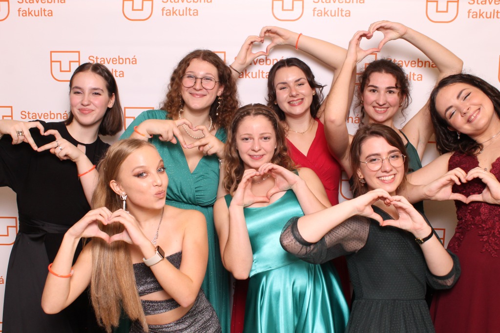 Študentky TUKE sa zabávajú a fotia vo fotobúdke na študentskom plese v Dome umenia v Košiciach.
