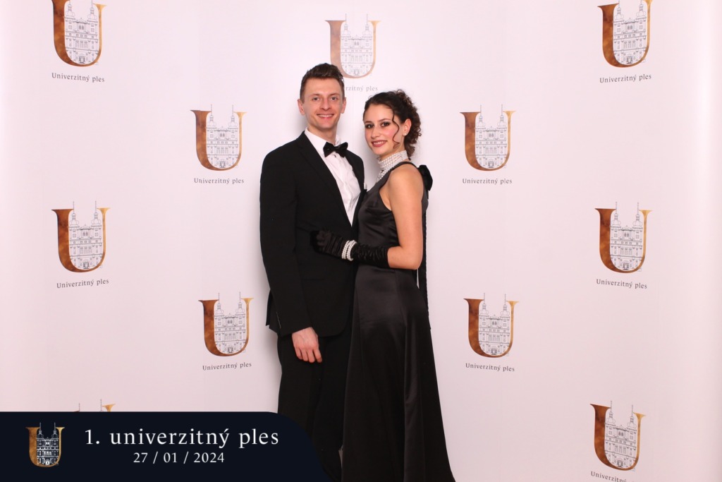 Prvý univerzitný ples v Trnave, na ktorom hostia pózujú vo fotobúdke.
