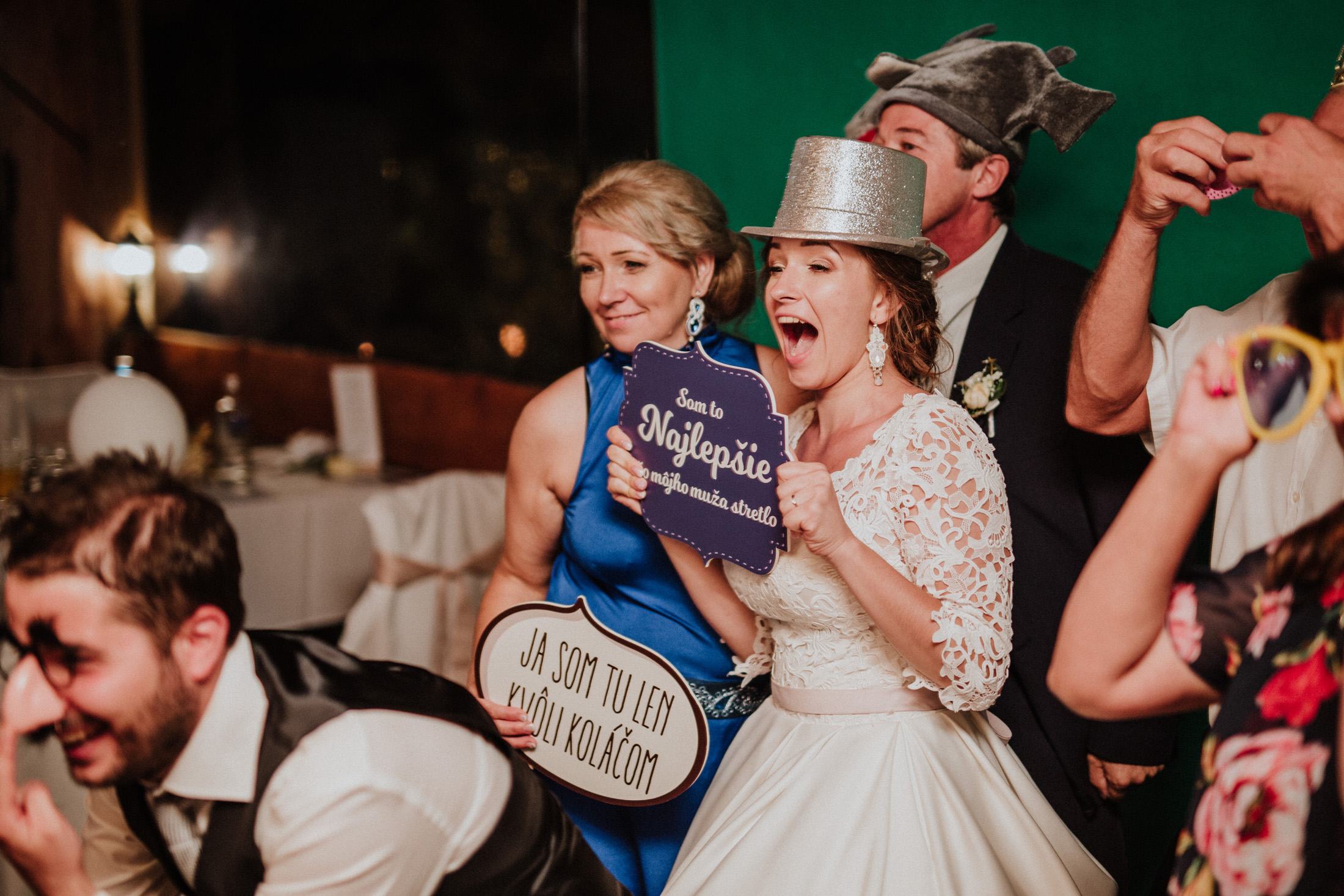 Hostia na svadbe sa zabávajú vo fotobúdke