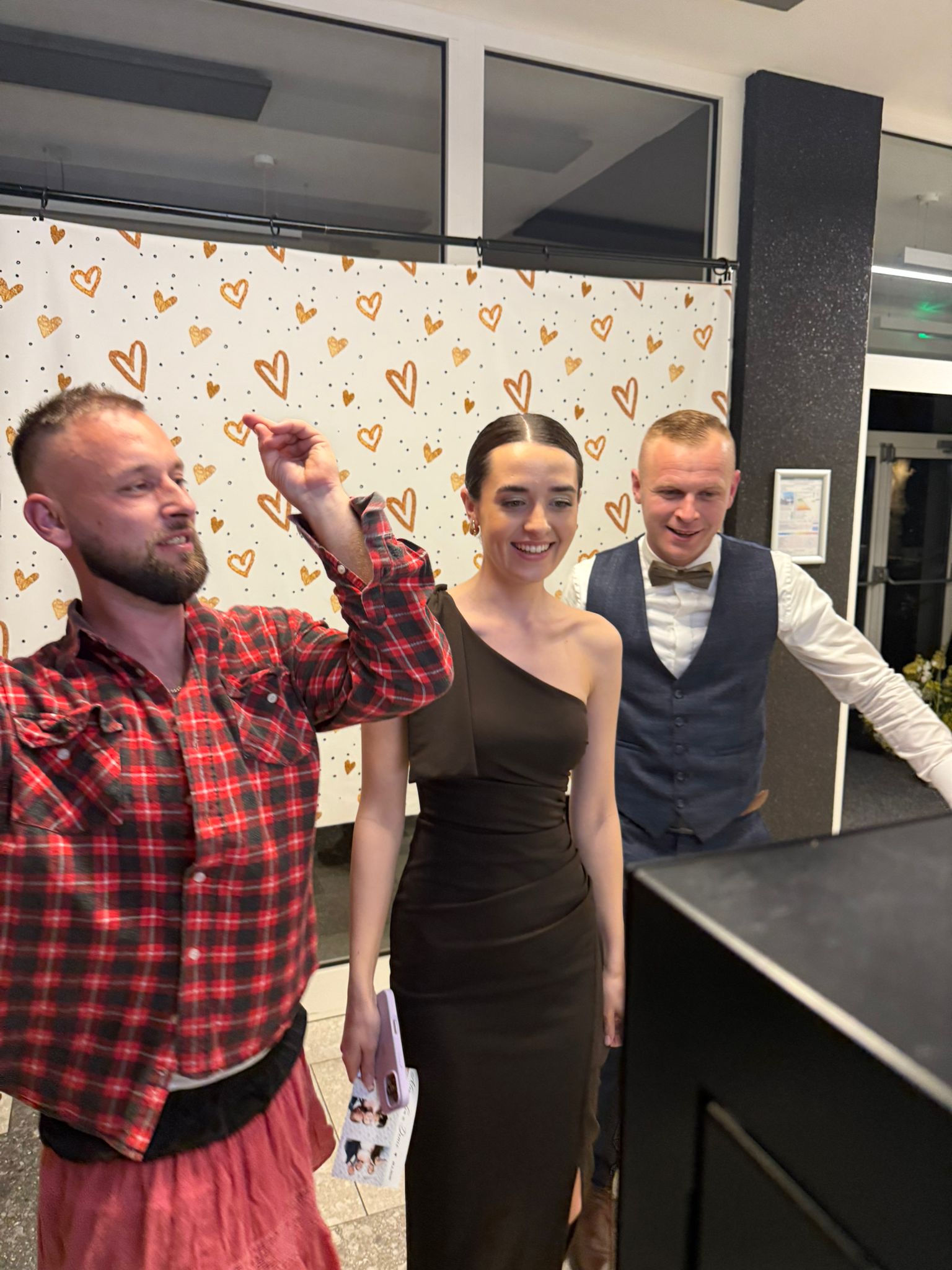 Fotobúdka na svadbu Alexandra a Denis – operátorka Danka s hosťami pri svadobnom backdrope so zlatými srdciami, Lisková 2026