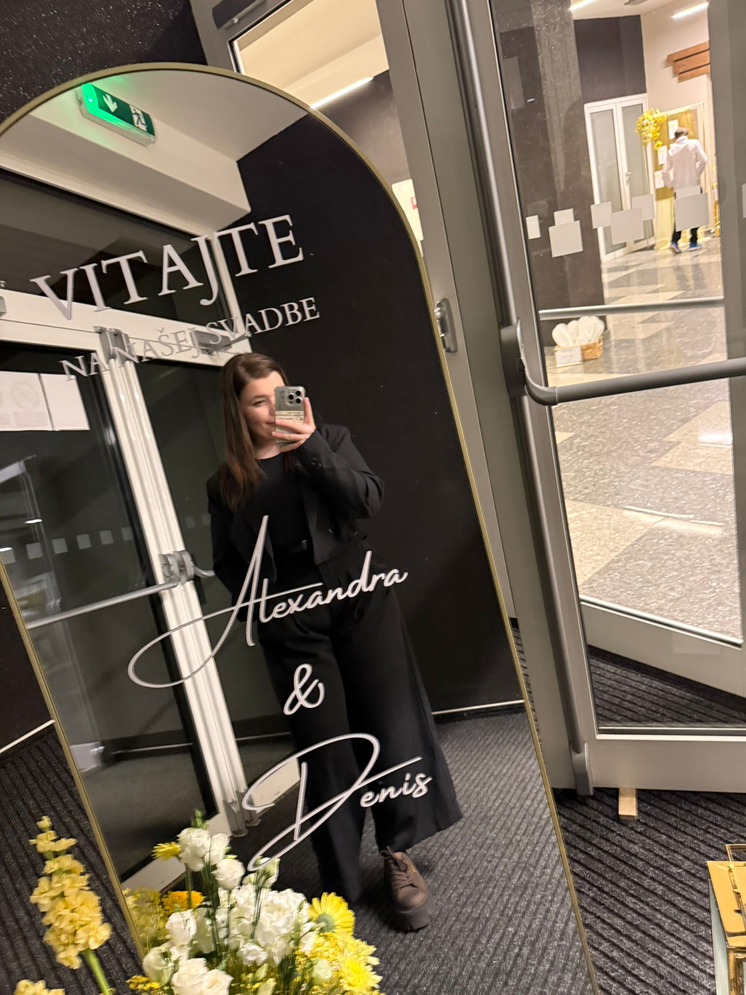 Privítacie zrkadlo na svadbe s nápisom Vitajte na našej svadbe Alexandra a Denis – svadobná výzdoba Kultúrny dom Lisková